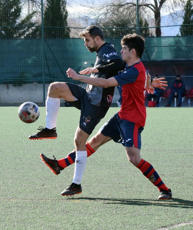 El Varea suda para tumbar al Vianés y no ceder terreno