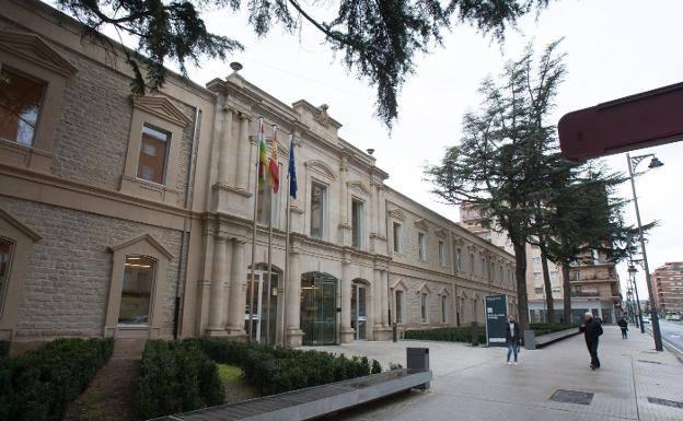 Piden cuatro años de prisión para una mujer que simuló que su pareja seguía viva para cambiar su testamento