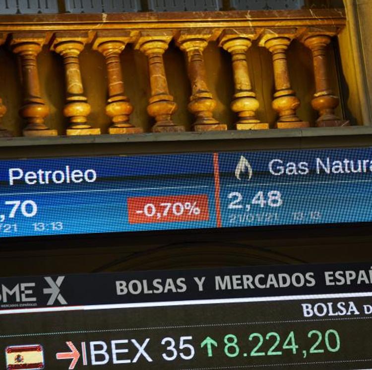 El Ibex-35 cede un 1,06% al cierre y entra en pérdidas en el año