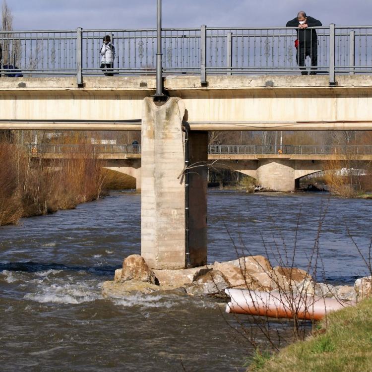 El pilar de la pasarela najerina, protegido de las avenidas