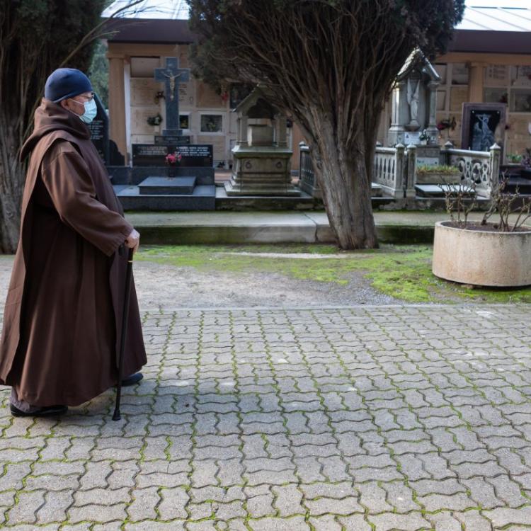 Los guardianes del camposanto