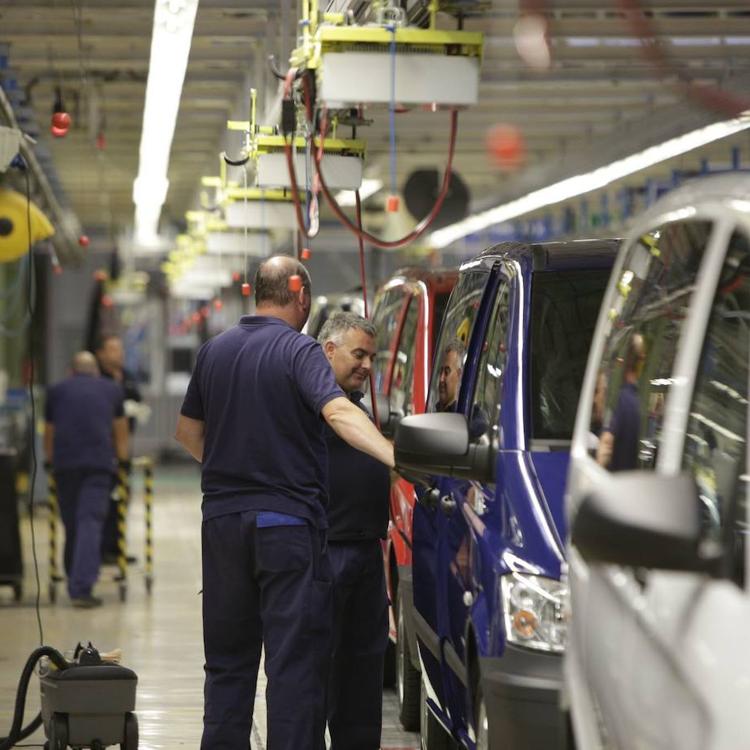 Las fábricas españolas vuelven a frenarse en enero por la tercera ola