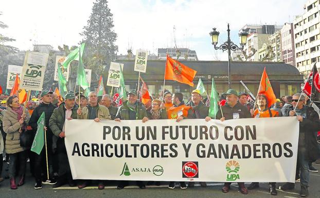 Un año después, los agricultores y los ganaderos siguen estando al límite