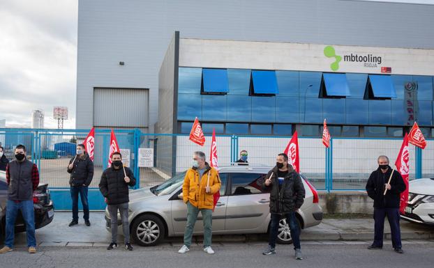 UGT y CSIF denuncian un «fraude» en el «cierre patronal» de MB Tooling Rioja