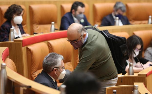 Garrido pide al Gobierno que no tenga «vergüenza» de defender el castellano