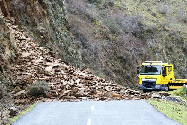 El desprendimiento de 115 toneladas de roca corta la LR-333 en Viniegra de Arriba