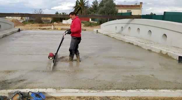 El nuevo puente sobre el canal de Lodosa en Calahorra estará acabado a final de mes