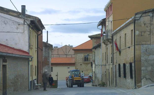 Vecinos de Villalobar de Rioja denuncian el «abandono» de la calle Camino del Molino