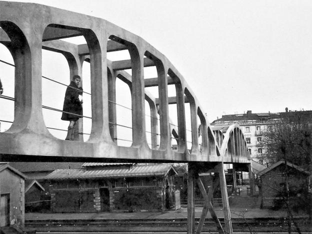 La pasarela sobre la vía del tren en Logroño