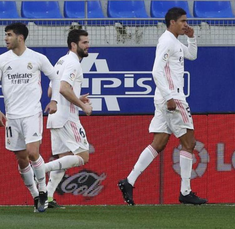 Vídeo: Varane salva a un Madrid sin pegada