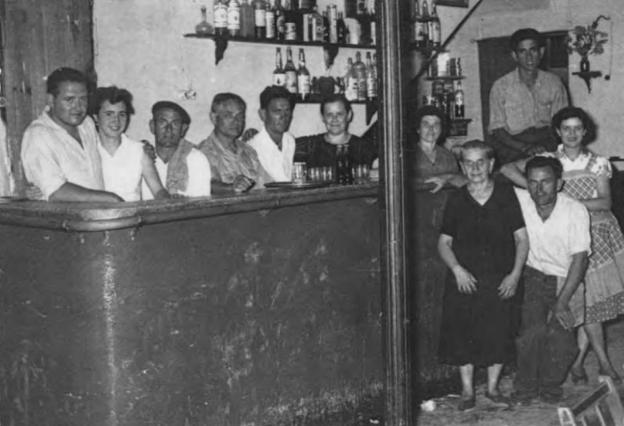 Camareros del bar La Parra, en fiestas de Quel del 59