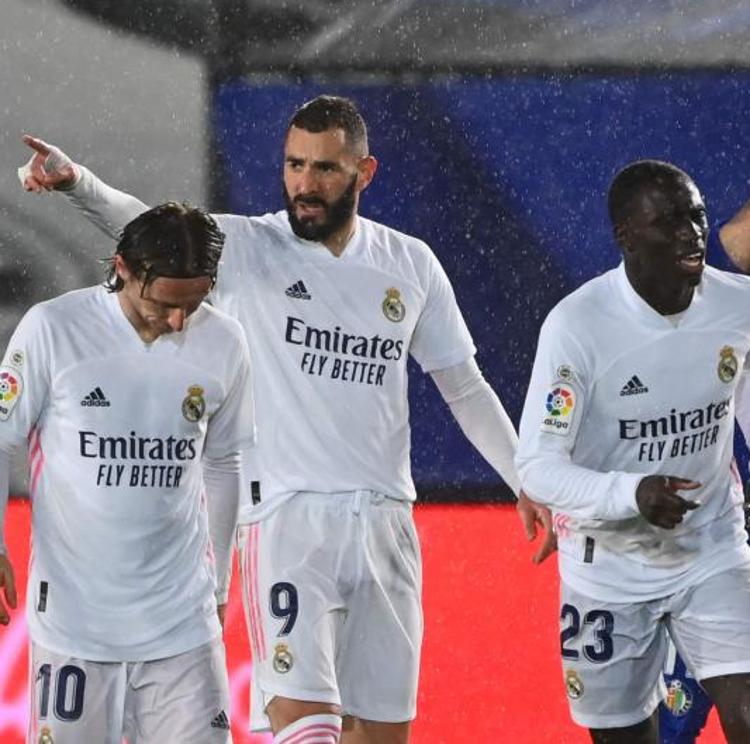 Zidane se inventa un triunfo bajo la lluvia