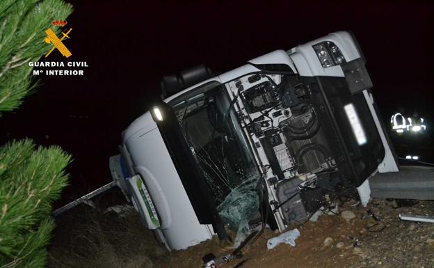 La Guardia Civil auxilia a un camionero que desapareció cinco horas tras sufrir un accidente en la AP-68