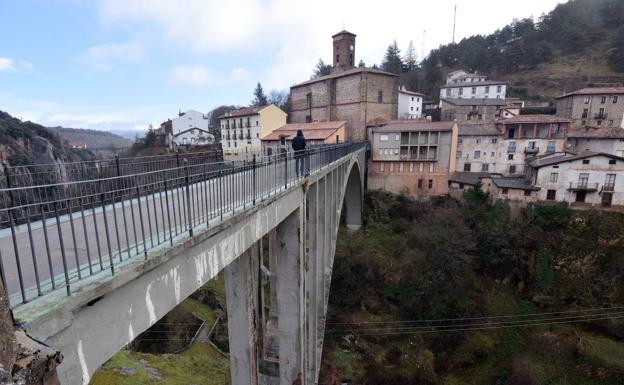 Gobierno y Ayuntamiento buscarán una solución al deterioro que sufre el puente de Ortigosa