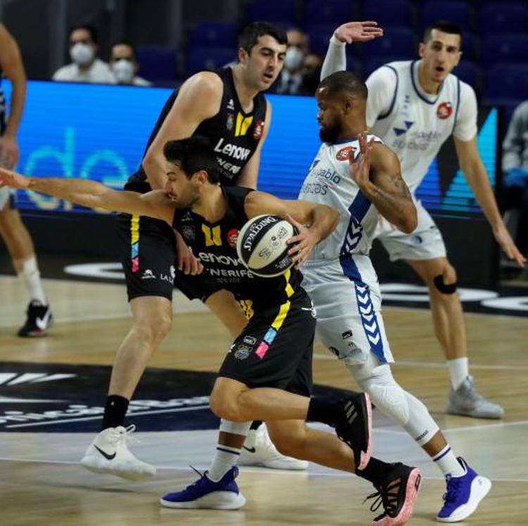 El Tenerife bombardea y asfixia al Burgos para alcanzar su tercera semifinal