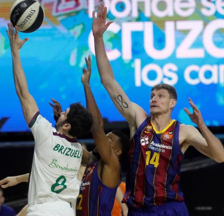 El Unicaja acaricia la campanada ante el Barça, que necesitó la prórroga