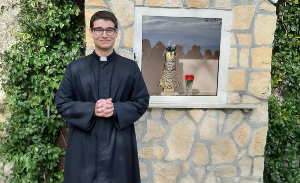 Jorge Chasco González, el 12 de diciembre de 2020, día que recibió las vestiduras religiosas en el Seminario de Montefiascone, en Italia. / A.G.