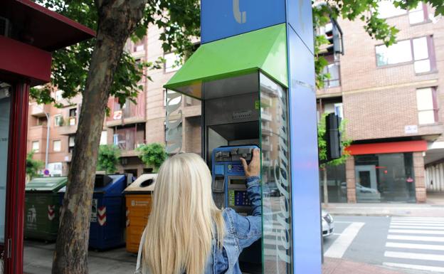 Antiguas cabinas telefónicas de Logroño se convertirán en soportes publicitarios digitales