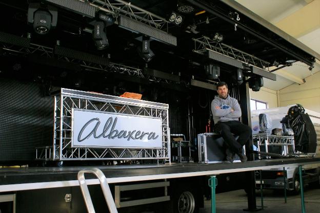 Con la música en el garaje
