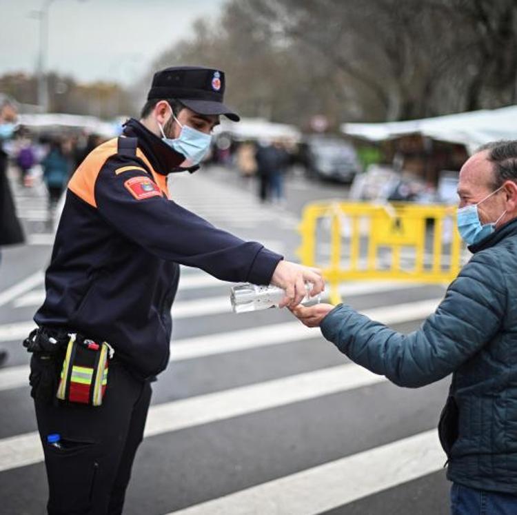 España abandona tras dos meses el 'riesgo extremo' al bajar de 250 casos