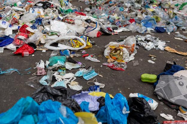 Mascarillas y guantes, al contenedor verde; los botes de hidrogel, al amarillo