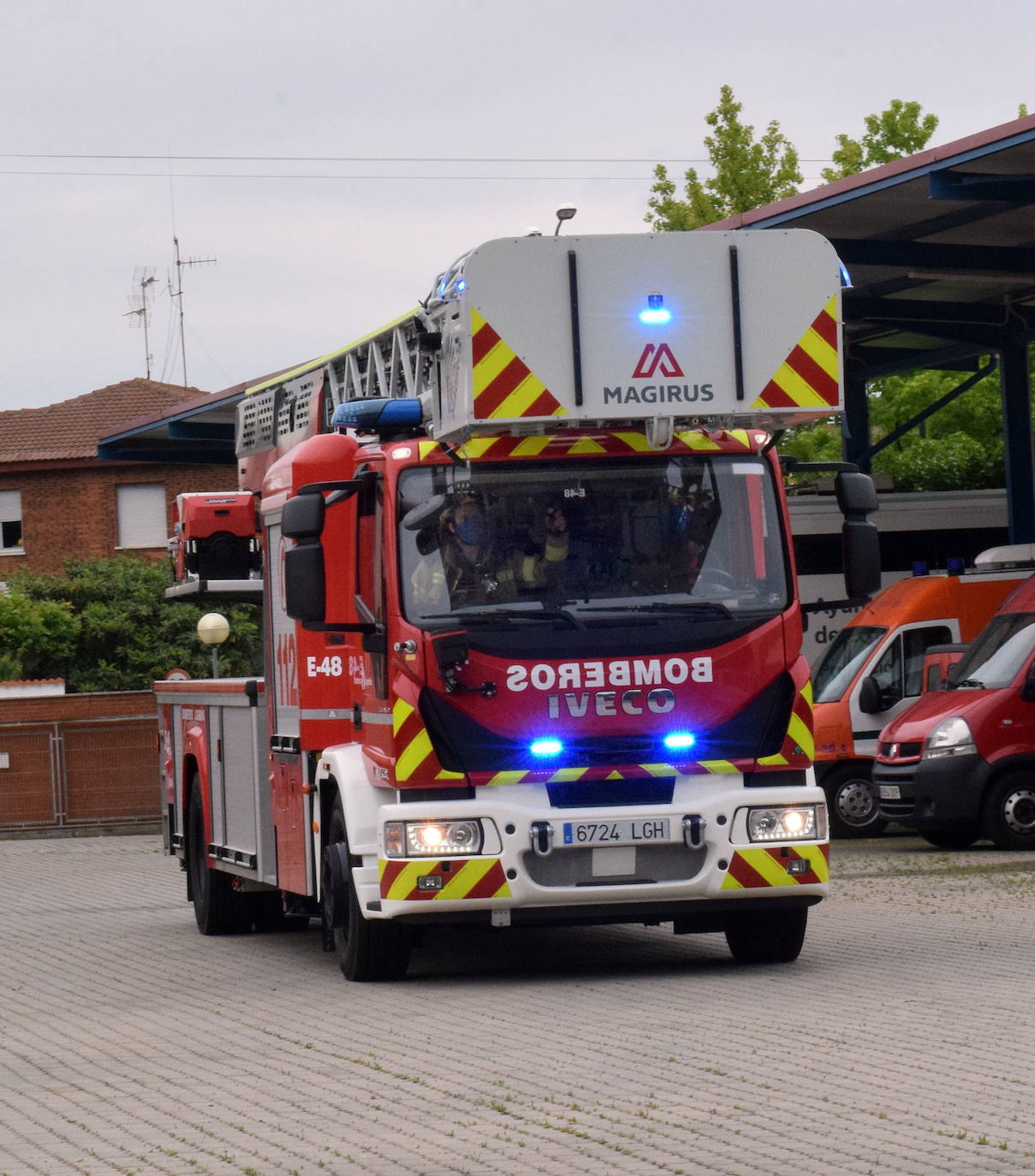 Arden dos vehículos en Yagüe afectados por las chispas de una máquina de corte