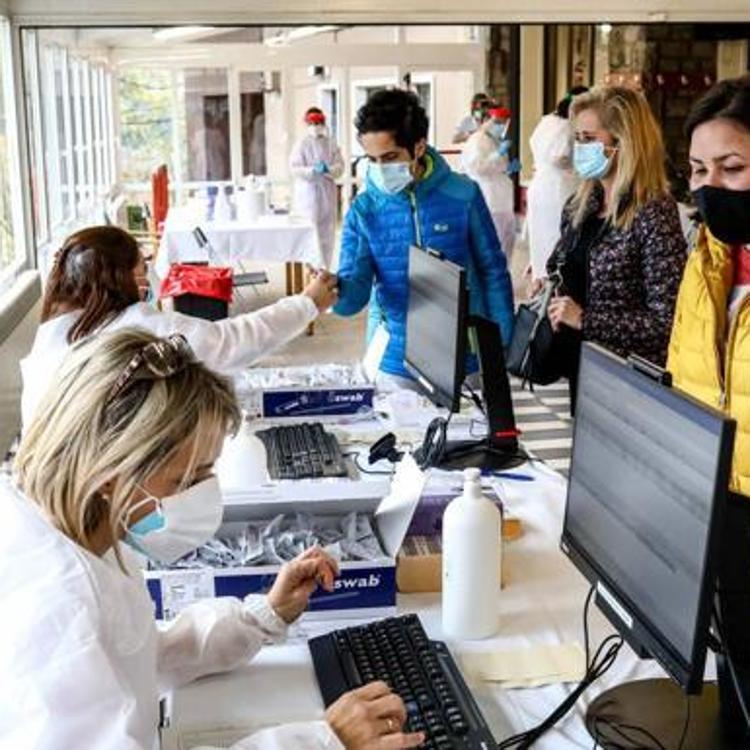 España baja por primera vez de 200 casos de incidencia en 2021