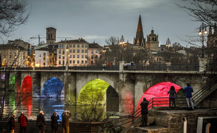 El Puente de Piedra luce su nueva iluminación