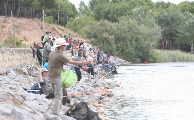 El Ayuntamiento de Logroño abre este domingo la temporada de pesca del pantano de La Grajera