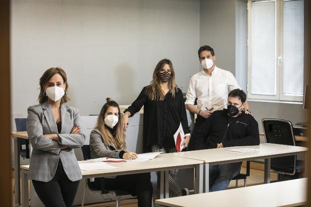 CON UN NUDO EN LA GARGANTA