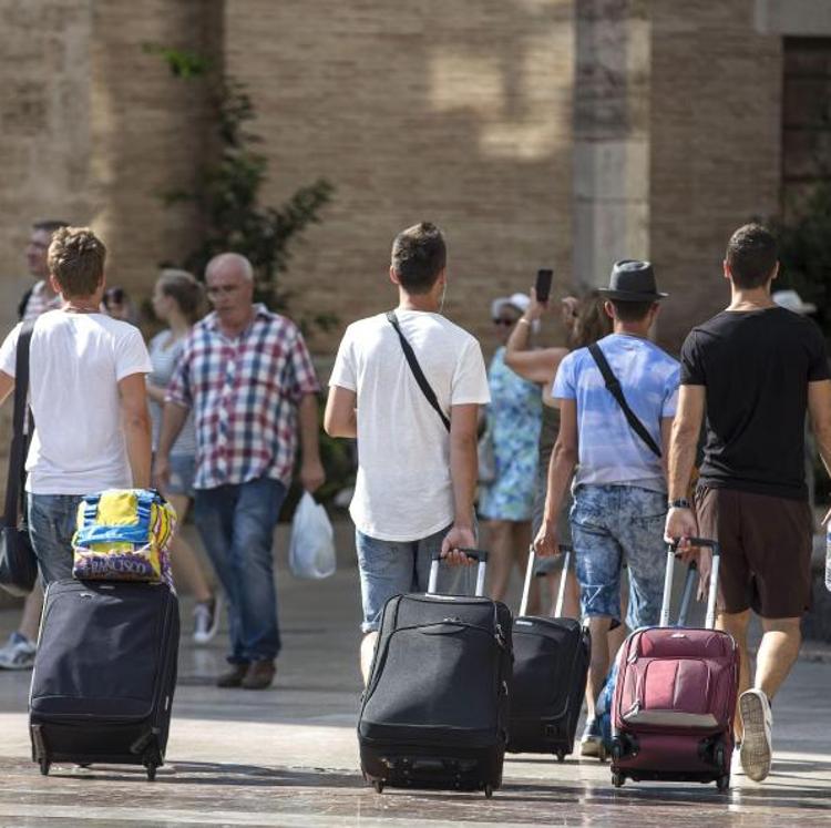 La propuesta para Semana Santa: cerrojazo 14 días, toque de queda y sin celebraciones