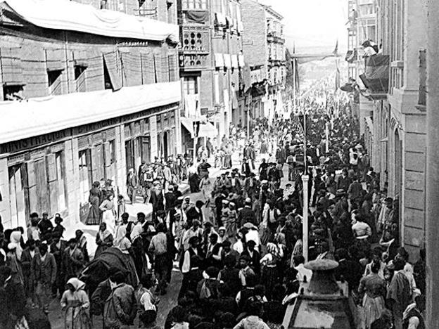 Multitudinaria calle Sagasta hacia 1900