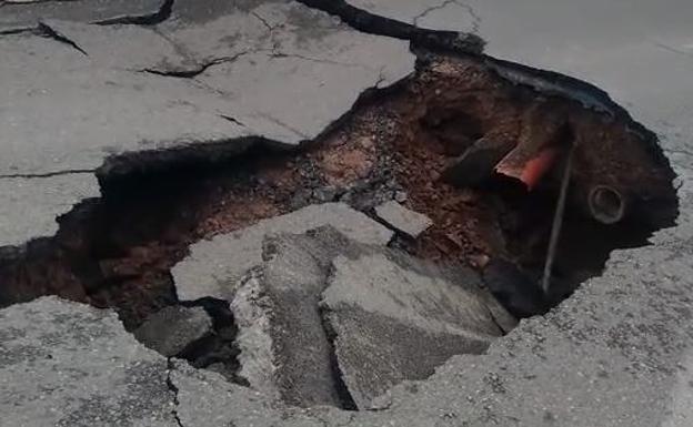 La montaña se traga parte de la carretera en Ausejo