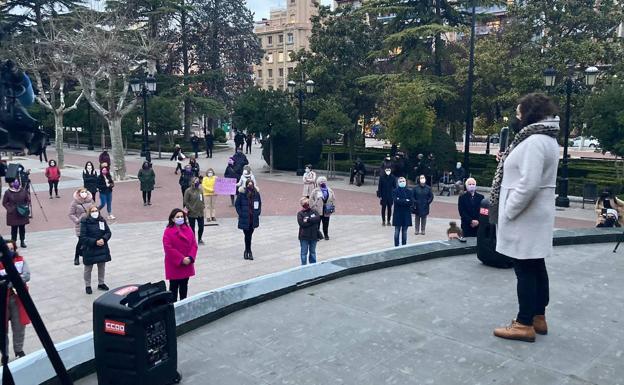 El puente de Piedra se tiñe de morado en honor a las mujeres