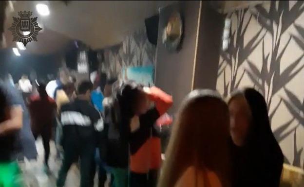 Denunciado cinco veces en una semana un bar de copas de la calle Vitoria