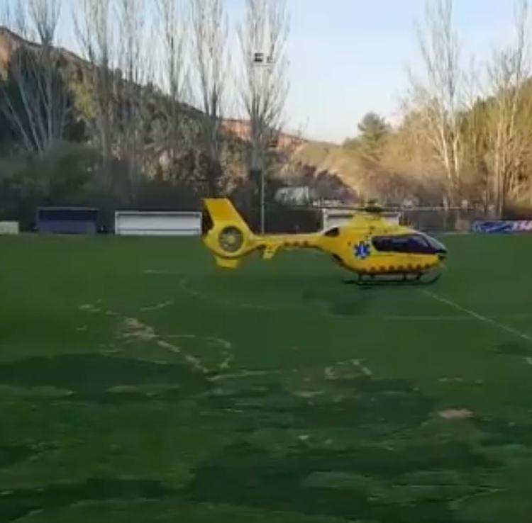 Un helicóptero aterriza en el campo de fútbol de Nájera para un traslado urgente