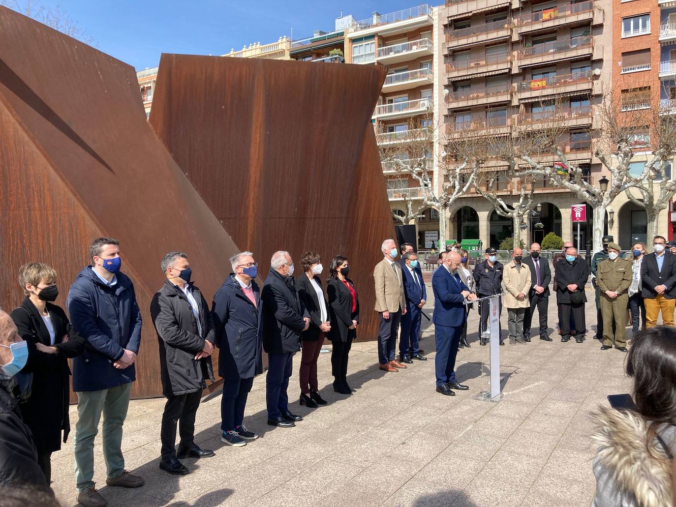 Tensión en el homenaje por el 11-M por el discurso de la AVT, «partidista» según Andreu