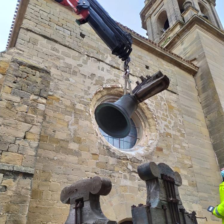 Grañón descuelga las campanas de su iglesia para restaurarlas en Valencia