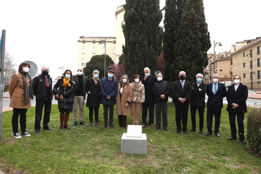 El Colegio de Médicos dedica su glorieta a la profesión y a quienes están en primera línea del COVID