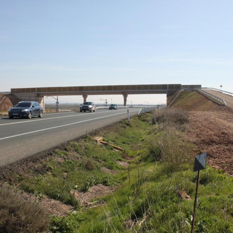 Abierto al servicio el nuevo puente sobre la N-232 y la línea del ferrocarril en Alfaro