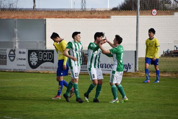 El Pradejón golea por 4-1 al Calasancio y abandona la última posición