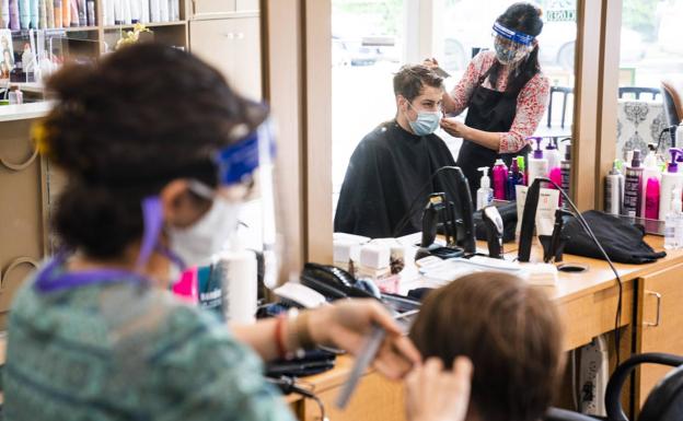 Calviño se abre a incorporar peluquerías o autoescuelas a las ayudas directas