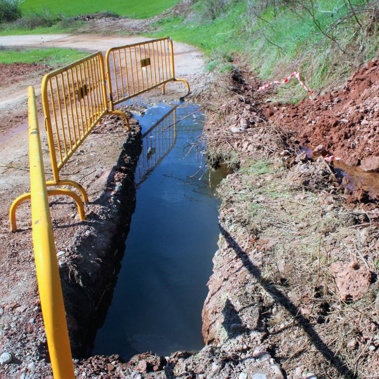 Fuga de agua en la tubería de las Cinco Villas