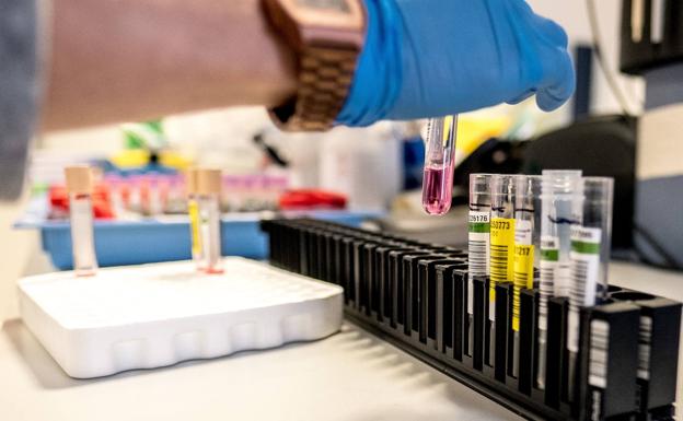 Un fallecido en una jornada en la que los casos activos descienden