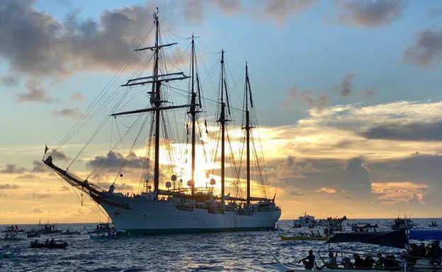 El Juan Sebastián Elcano arriba a Filipinas siguiendo la ruta de Magallanes