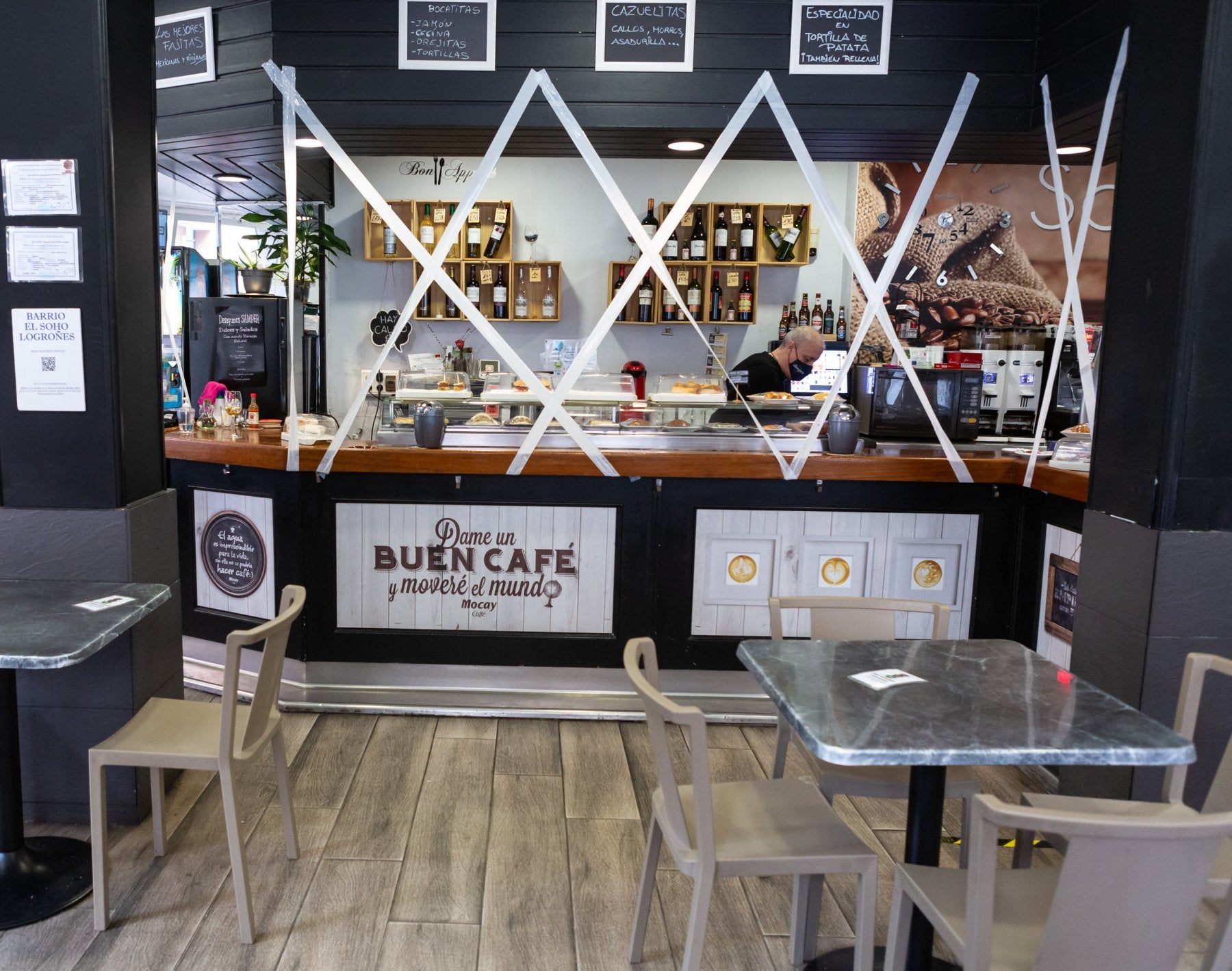 La hostelería continúa guardando el luto a la barra