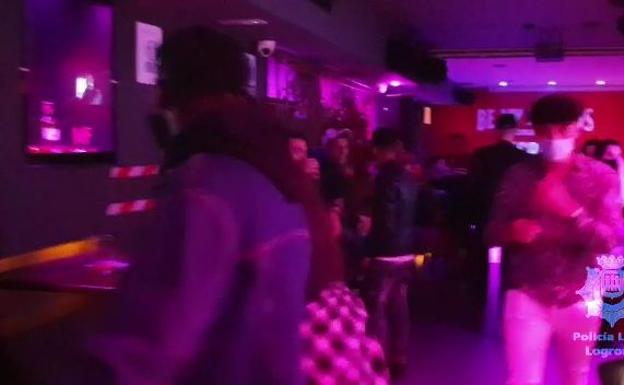 La Policía Local sanciona a diez bares de copas, cuatro de la calle Vitoria