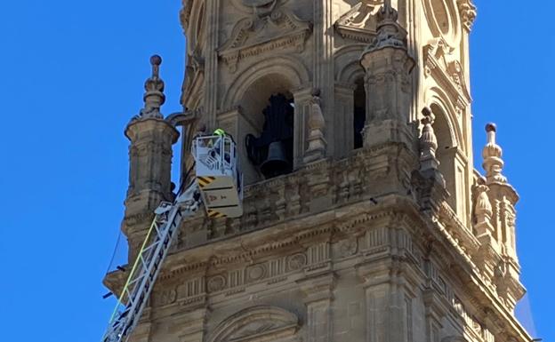 Desprendimientos en la torre norte de la Redonda obligan a intervenir a los bomberos