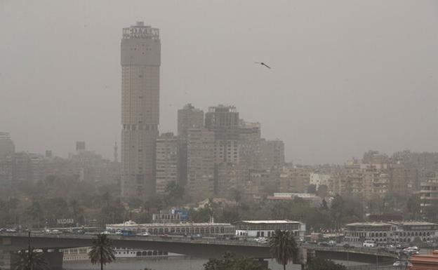 Mueren más de 30 personas tras chocar dos trenes en el centro de Egipto