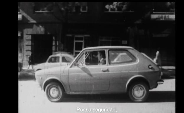 La DGT vuelve a 1973 para recordar una obligación «que no es cosa del pasado»